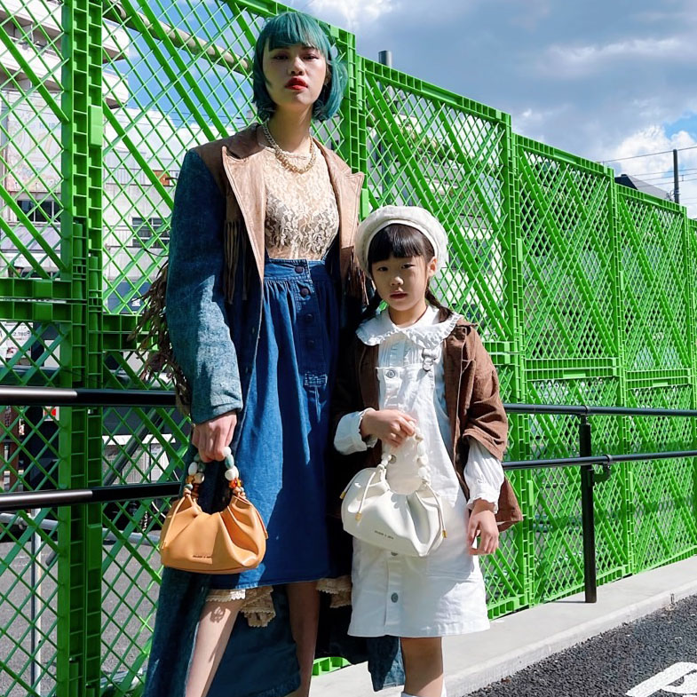 Charles & Keith時髦母女穿搭提案！串珠肩背包、高跟涼鞋…打造最時尚母女Look就是現在！