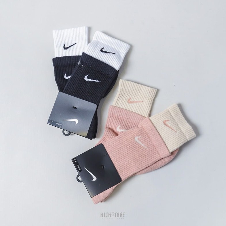 狙擊少女心的超可愛限定款「Nike拼接襪」！這樣穿超有層次，不論配什麼鞋款都百搭！