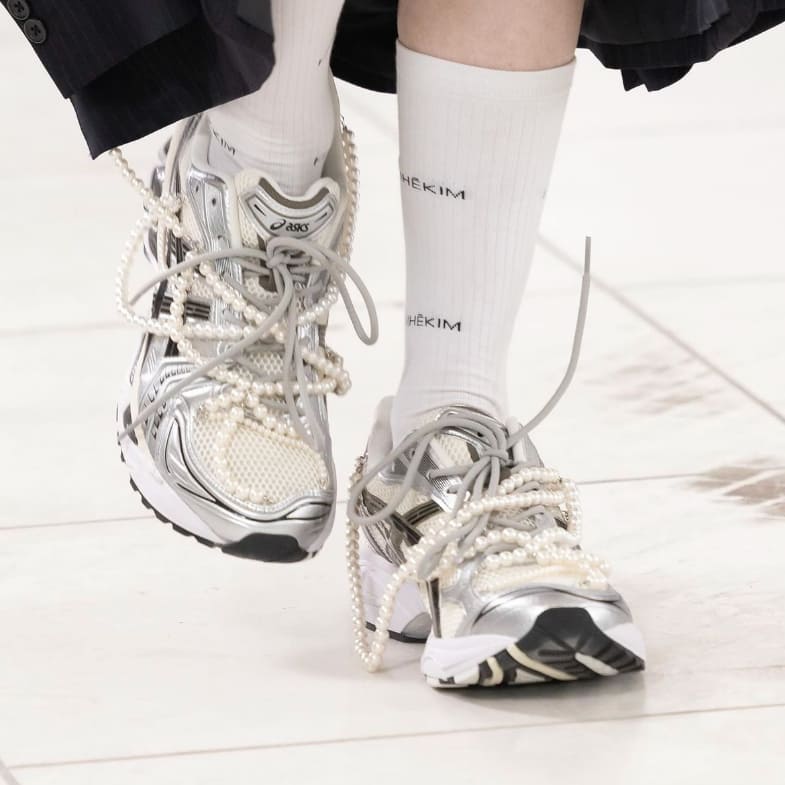 日韓吹起「Remake 改鞋風潮」是什麼？adidas Originals 在信義區打造工具間，Puma Y2K 掛飾組萌翻天…出門不怕再撞鞋！