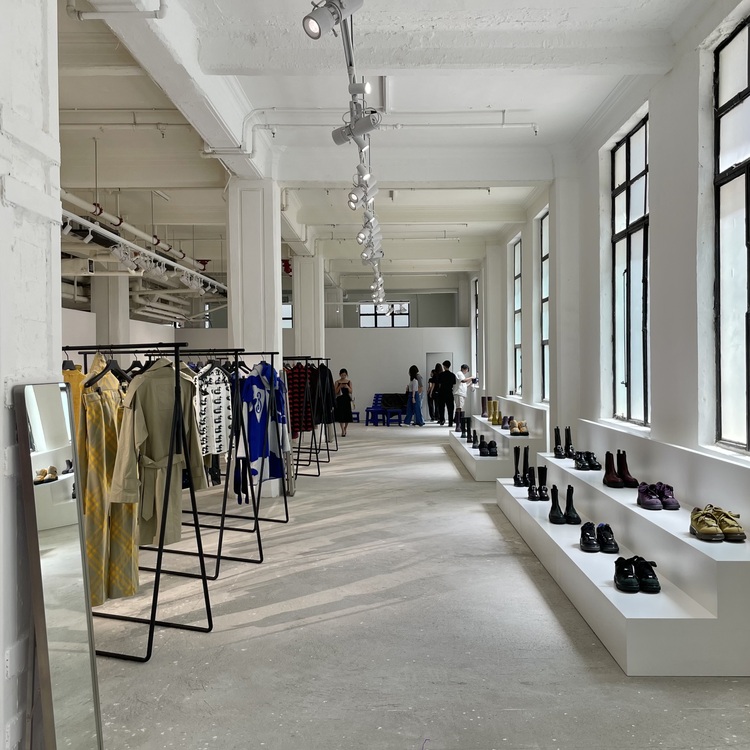Burberry 2023 秋冬系列登場！7 大精彩亮點搶先看，Daniel Lee 以皇家藍、天鵝圖騰，將品牌化作一封情書獻給英國！