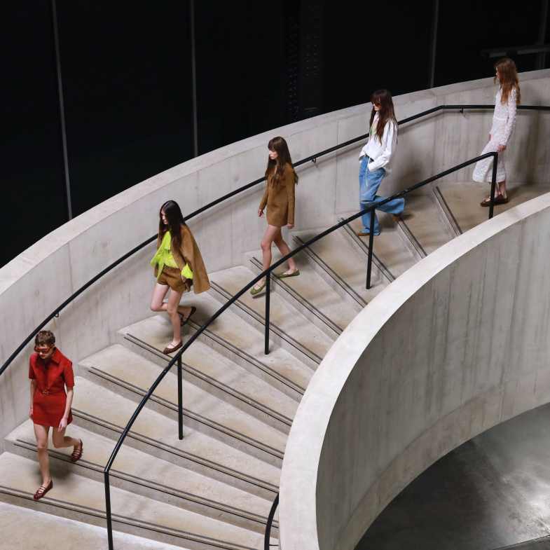 Gucci 2025早春系列選擇「回娘家」？經典包款放大再登場、注入高級訂製服工藝，8點解析全面向金字塔頂端客戶靠攏！