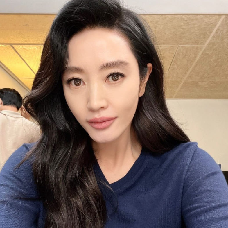 50歲眉毛別亂畫！《王后傘下》金憓秀破解凍齡眉妝DNA，「濃眉」讓妳膠原蛋白瞬間倍增