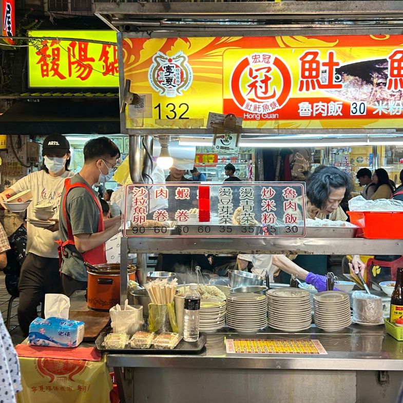 寧夏夜市神級隱藏美食！在地人才知道的「宏冠土魠魚羹」，飄香近30年不變的南部口味，羹湯加五印醋老饕最愛