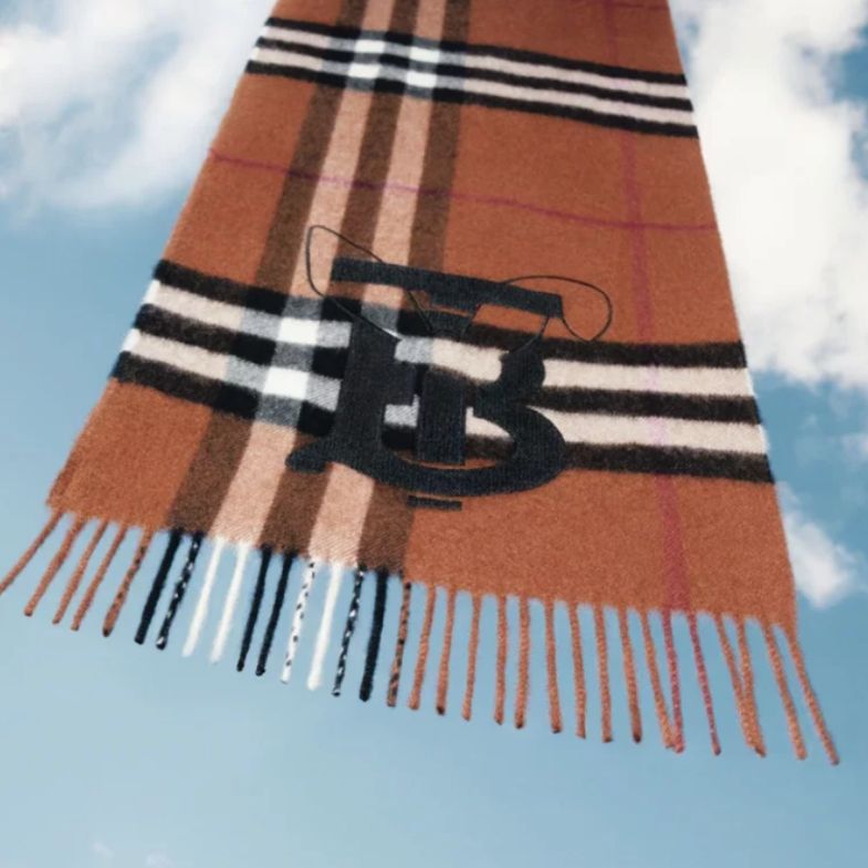 Burberry 長出兔耳朵了！新年限定系列大膽玩轉兔形象，從經典TB包、印花套裝到格紋圍巾，幫你開春大展宏「兔」！