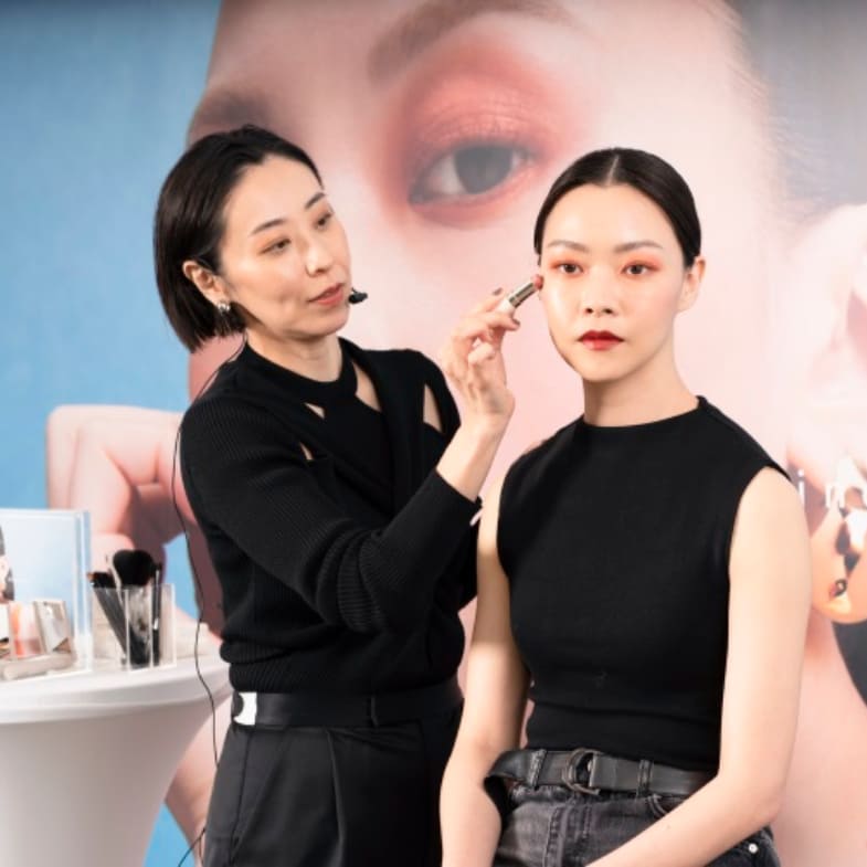 2024春夏彩妝趨勢6大重點！日本彩妝師指引：彩色睫毛膏、黃色眼影正流行，台灣人底妝是最大破綻