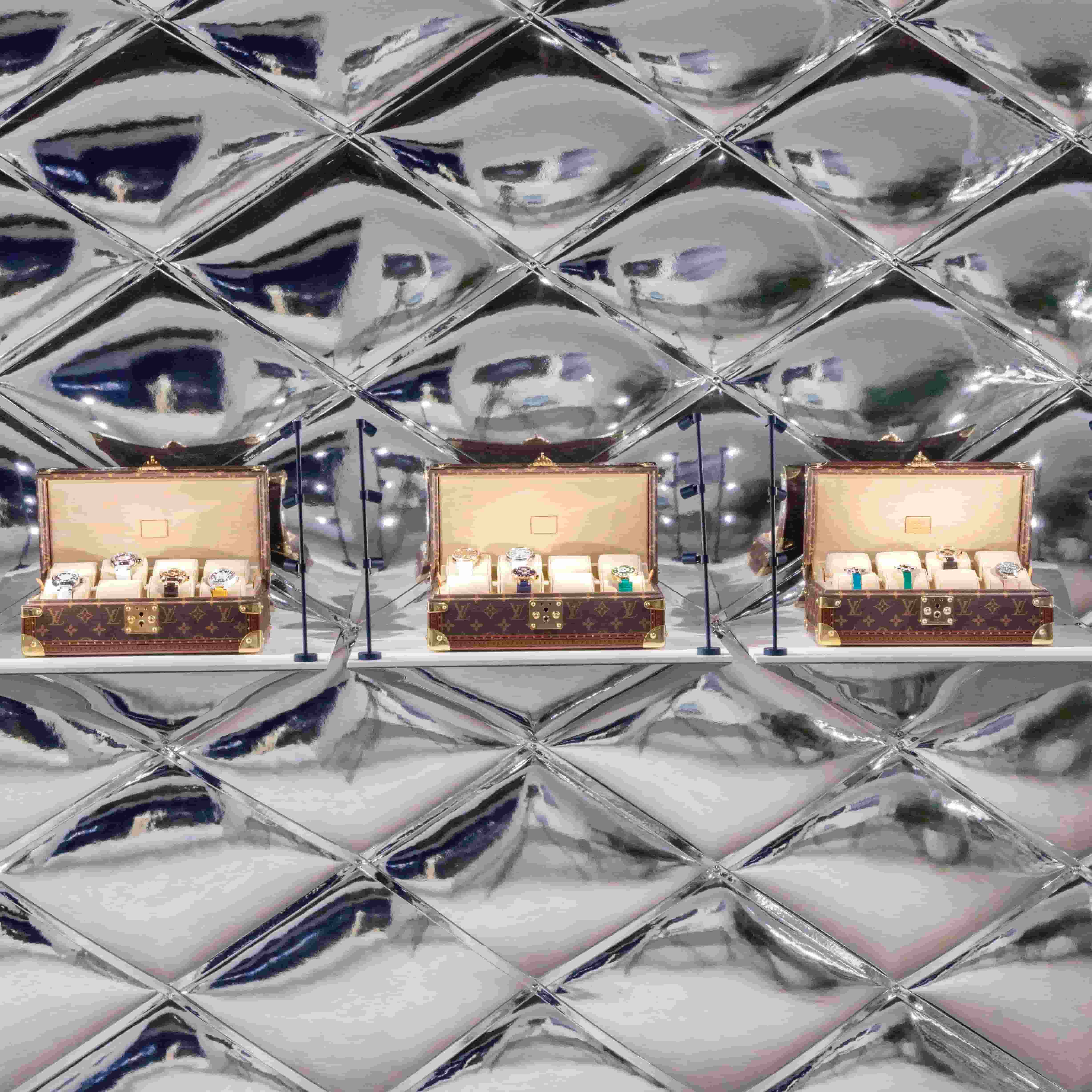 2024 「LV 典藏工藝展」揭幕！超過500件藝術藏品搬到台中：經典硬箱、珍稀皮革手袋...7大亮點一次看