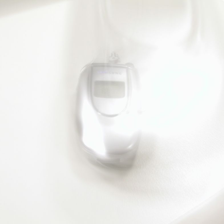 玩手機會變笨？日本腦科學家揭4警訊，滑超過「這時間」恐致大腦發育停擺！