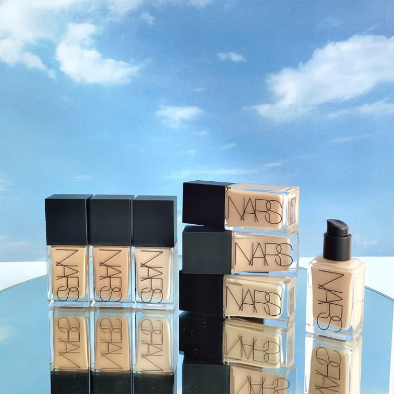 Nars「小白餅」變身粉底液！全新裸光肌萃粉底精華爆水登場，三大亮點搶當下個明星款