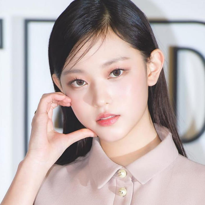 2024最新髮型趨勢「蘇子葉瀏海」！直髮、水波捲顯小臉必備，張員瑛同款造型密技一剪小五歲