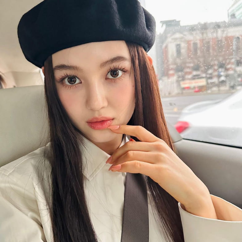 New Jeans翹唇模範是Danielle！女神同款5大「YSL玫瑰蜜桃唇膏」推薦，招桃花好感度加分全靠它
