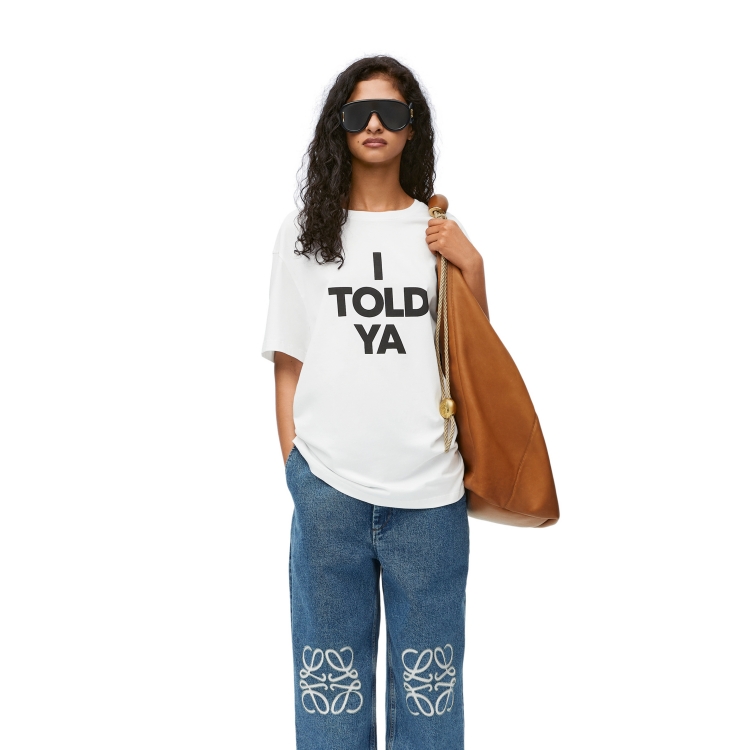 2024 夏季8款白T-shirt推薦：Loewe標語T成熱搜話題，極簡控必收Jil Sander「Logo款」！